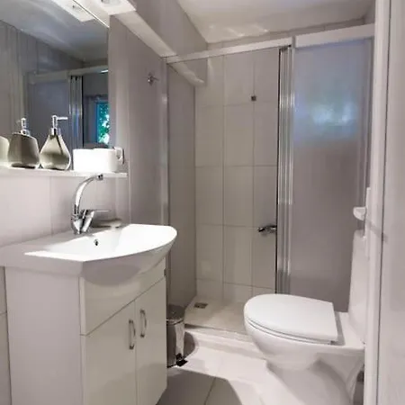 Spacious Exquisite 5br With Private Pool