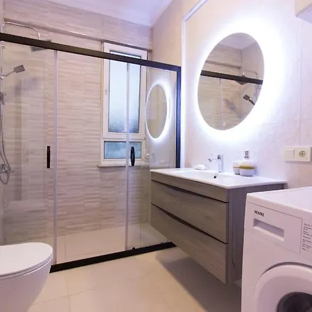 Spacious Exquisite 5br With Private Pool