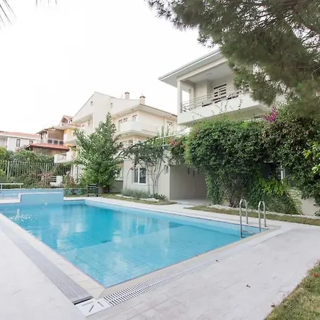 Spacious Exquisite 5br With Private Pool